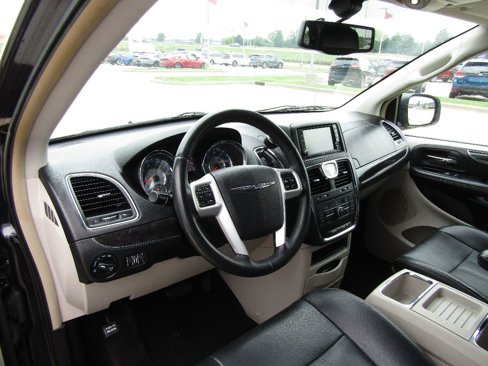 Used 2015 Chrysler Town & Country Touring-L image 9