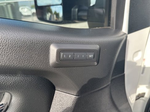 Used 2020 Nissan Titan SL w/ Moonroof Package image 12