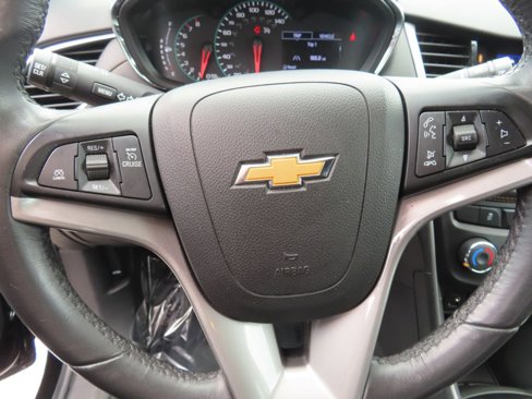 Used 2020 Chevrolet Trax LT w/ LT Convenience Package image 9