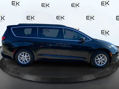 Used 2020 Chrysler Voyager Lxi image 2