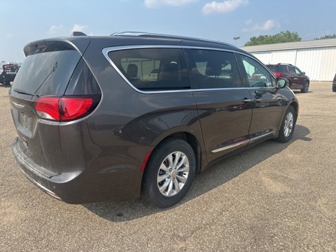 Used 2019 Chrysler Pacifica Touring-L image 6