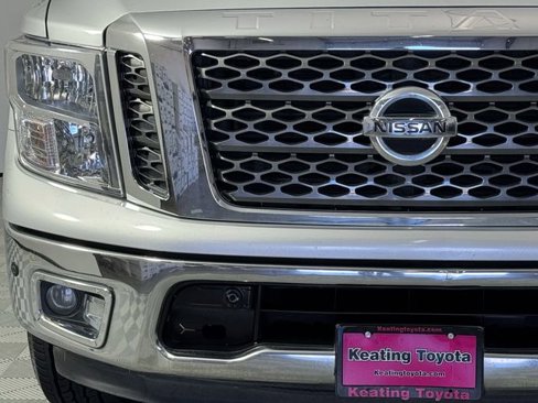 Used 2017 Nissan Titan SV image 5