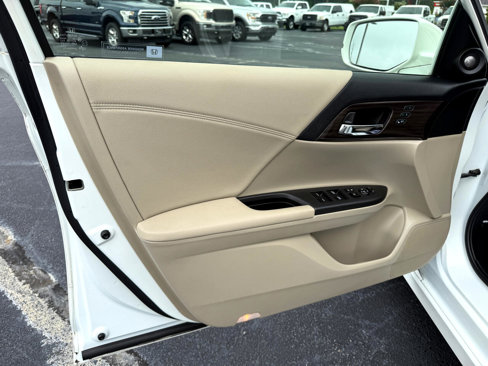Used 2017 Honda Accord Touring image 8