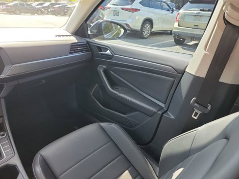 Used 2023 Volkswagen Jetta SE image 3