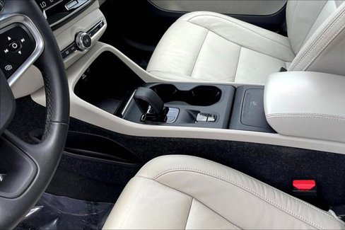 Used 2022 Volvo XC40 T5 Momentum image 16