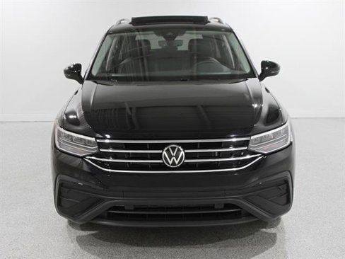 Used 2023 Volkswagen Tiguan SE w/ Panoramic Sunroof Package image 2