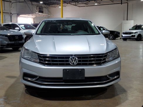 Used 2017 Volkswagen Passat 1.8T S image 2