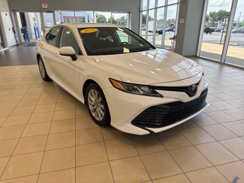 Used 2019 Toyota Camry LE image 5