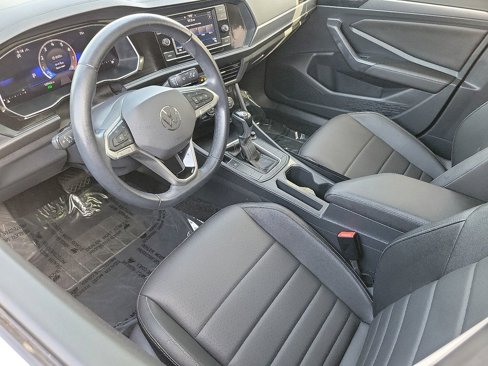 Used 2024 Volkswagen Jetta SE image 3