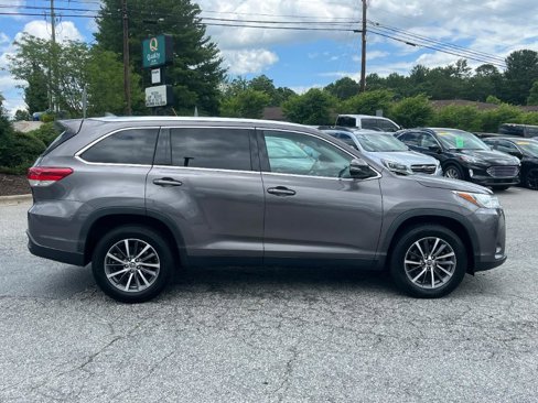 Used 2019 Toyota Highlander XLE image 2