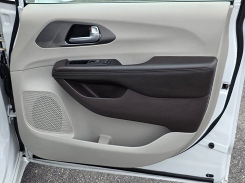 Used 2018 Chrysler Pacifica Touring-L image 35