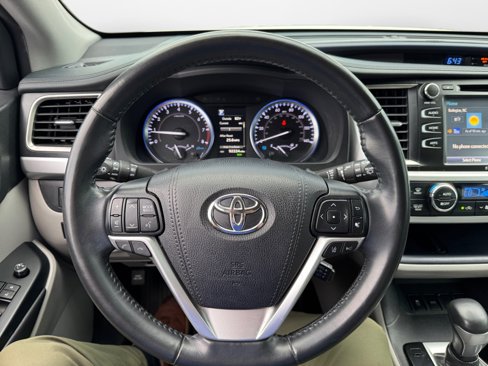Used 2019 Toyota Highlander XLE image 12