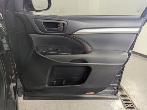 Used 2017 Toyota Highlander LE image 21