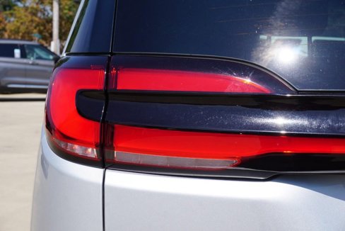 Used 2022 Chrysler Pacifica Touring-L image 16