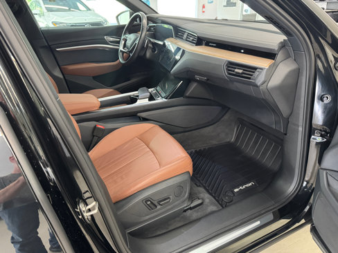 Used 2024 Audi Q8 e-tron Premium image 3