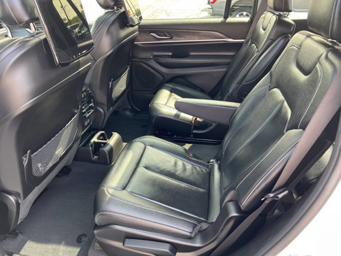 Used 2023 Jeep Grand Cherokee L Limited w/ Black Appearance Package image 12