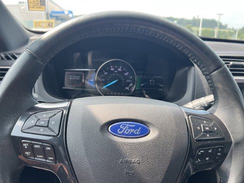 Used 2017 Ford Explorer XLT w/ Equipment Group 202A image 12