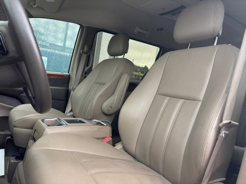 Used 2015 Chrysler Town & Country Touring-L image 10