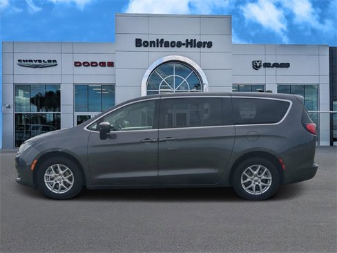 Used 2022 Chrysler Voyager LX image 7