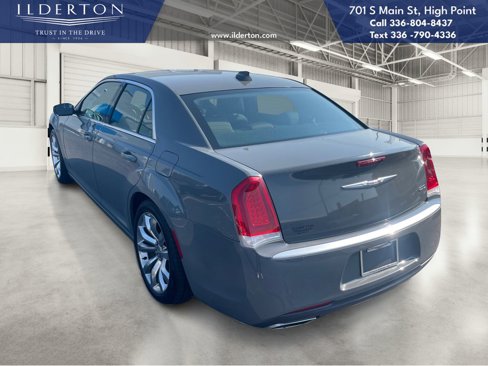 Used 2019 Chrysler 300 Touring w/ Chrome Appearance Package image 7