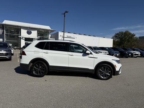 Certified 2022 Volkswagen Tiguan SE image 2