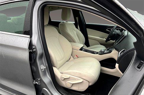 Used 2015 Chrysler 200 Limited image 4