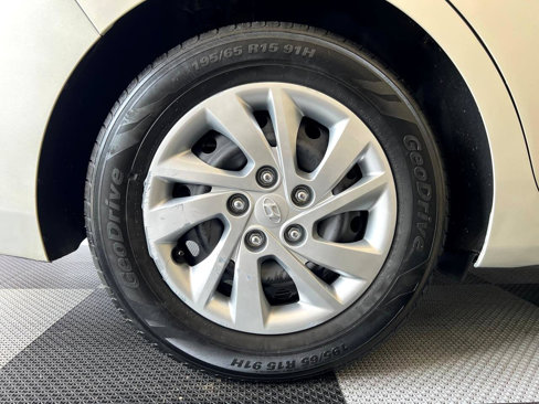 Used 2017 Hyundai Elantra SE image 27