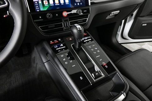 Certified 2025 Porsche Macan image 18