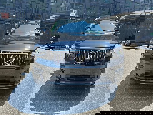 Certified 2025 Volvo XC40 B5 Core image 1