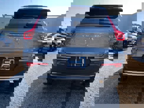 Used 2019 Volvo XC40 T5 Momentum image 5