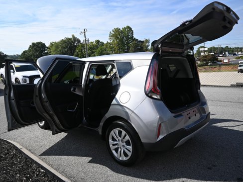 Used 2023 Kia Soul LX image 17