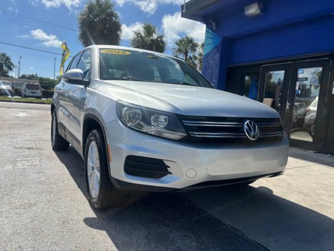 Used 2018 Volkswagen Tiguan Limited w/ Alloy Wheels Package image 3