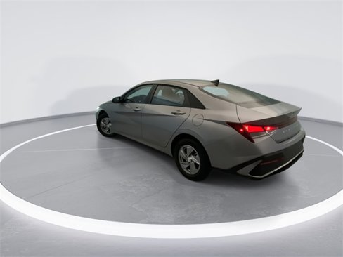 Used 2025 Hyundai Elantra SE image 2