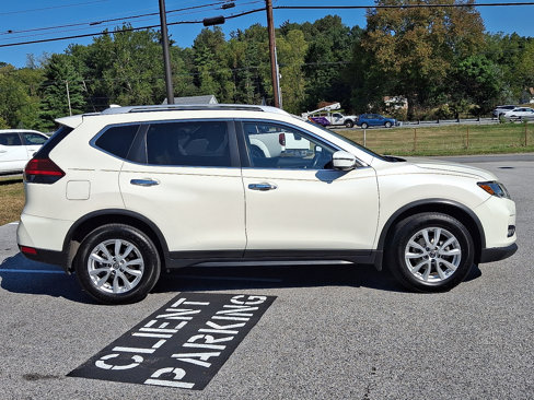 Used 2017 Nissan Rogue SV w/ Sun & Sound Touring Package image 8