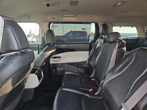 Used 2022 Kia Carnival EX image 14