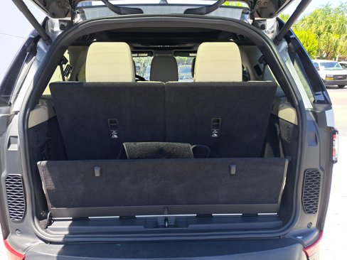 Used 2020 Land Rover Discovery HSE image 8