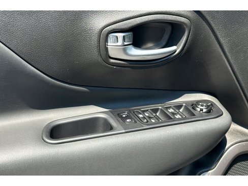 Used 2022 Jeep Renegade Latitude image 12