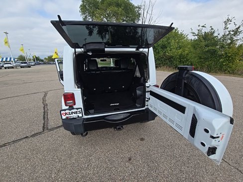 Used 2014 Jeep Wrangler Unlimited Sahara image 33
