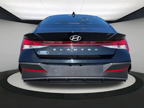 Certified 2025 Hyundai Elantra SE image 3