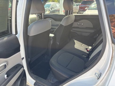 Used 2016 Kia Soul + image 19