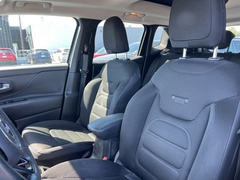 Used 2016 Jeep Renegade Latitude image 32