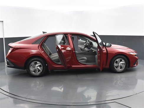 Certified 2025 Hyundai Elantra SE image 27