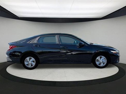 New 2025 Hyundai Elantra SE image 9