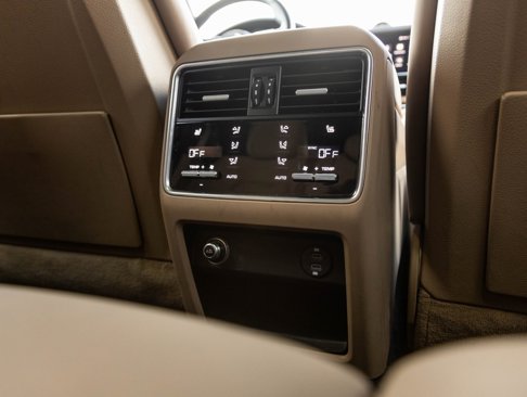 Certified 2022 Porsche Cayenne Platinum Edition image 29