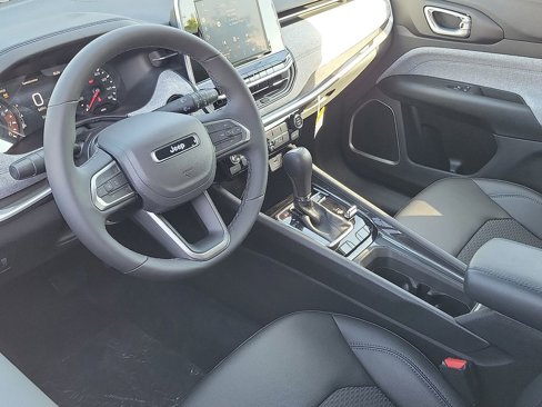 New 2025 Jeep Compass Latitude image 3