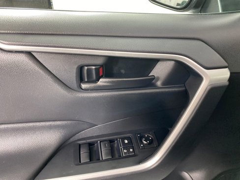 Used 2020 Toyota RAV4 LE image 10