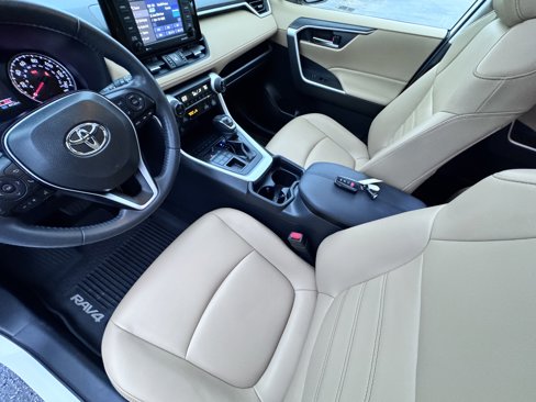 Used 2020 Toyota RAV4 XLE Premium image 9