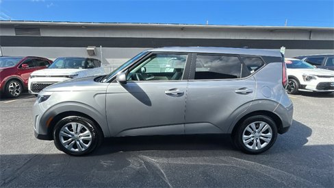 Used 2023 Kia Soul LX image 2