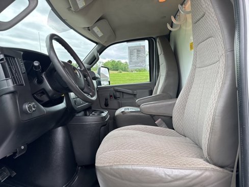 Used 2017 Chevrolet Express 4500 Extended image 15
