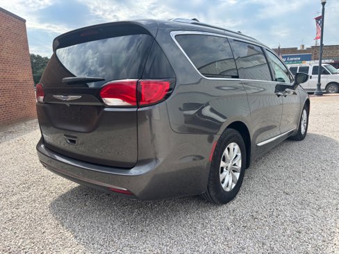 Used 2018 Chrysler Pacifica Touring-L image 3